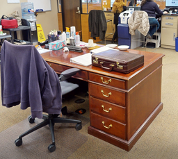 [#E4-2] Desk (2 peds)
