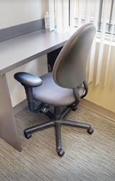 [#B13-4] Grey task chair w/arms