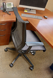 [#B13-4] Task chair with arms