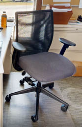 [#B13-5] Blk &amp; grey task chair with arms