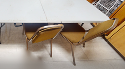 [#B4-10] Brown cafe chair