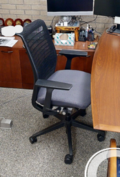 [#B13-5] Task chair with arms