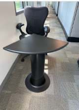 [#C11-16] BLACK TRIANGLE TABLE