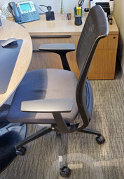 [#B13-3] Blk &amp; grey task chair with arms