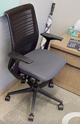 [#B13-3] Task chair with arms