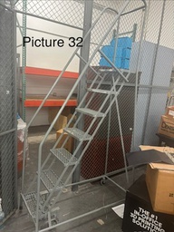 [#D14-32] warehouse ladder