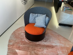 [#B12-40] Lounge chairs with two throw pillows each 