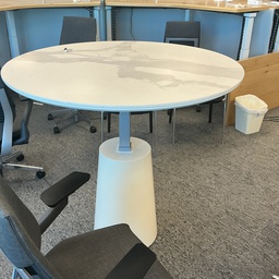[#C2-57] Open area adjustable height tables