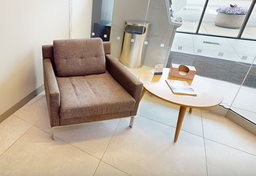 [#B12-5] Brown lounge chair