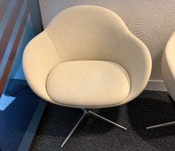 [#B12-8] AC Forster Armchair
Beige fabric upholstery
5-Star chromed base on castors