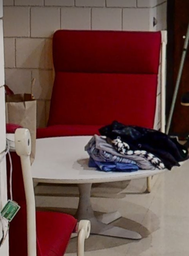 [#B12-8] Red lounge chair