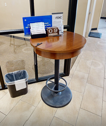[#C4-14] Standing round lab display table