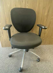 [#B13-1] Office Chair
Black mesh backrest &amp; fabric seatrest
Adjustable arms
5-star chrome based on castors