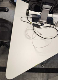 [#C11-15] Kokyuo Trianglar Table
White MFC top
Silver 3-legs base on costers