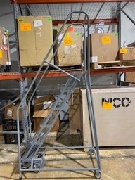 [#00-21] 59 degree ladder w/platform