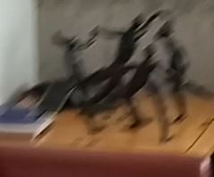 [#J7-300] Metal sculpture of human figures | Escultura en metal de figuras humanas